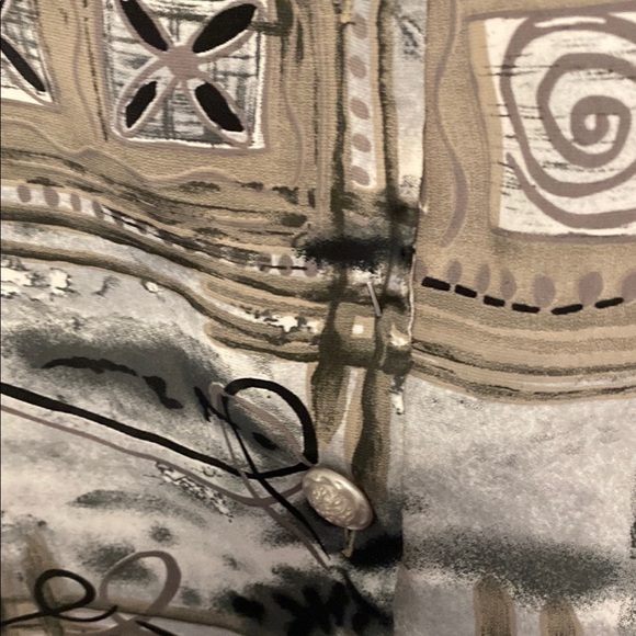 Voir Medium Women Blouse Elegant Abstract Button Down Shirt in Tan and Black - Picture 4 of 6